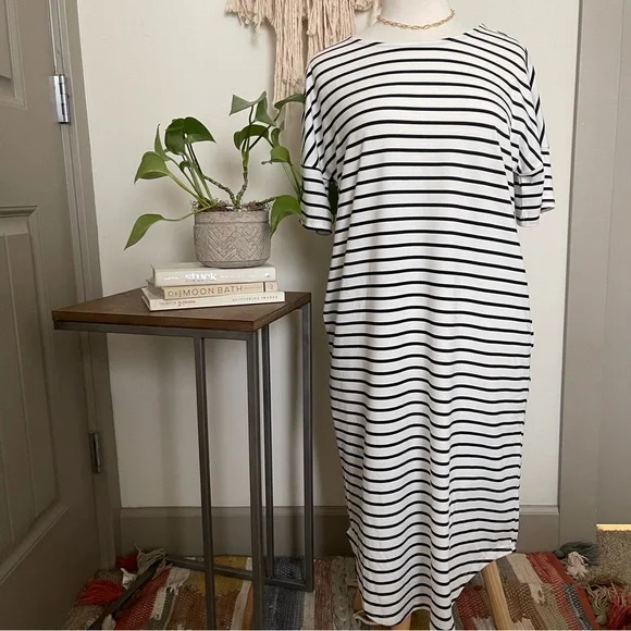 Midi Length Black and White Striped Tunic with pockets - Picture 4 of 10